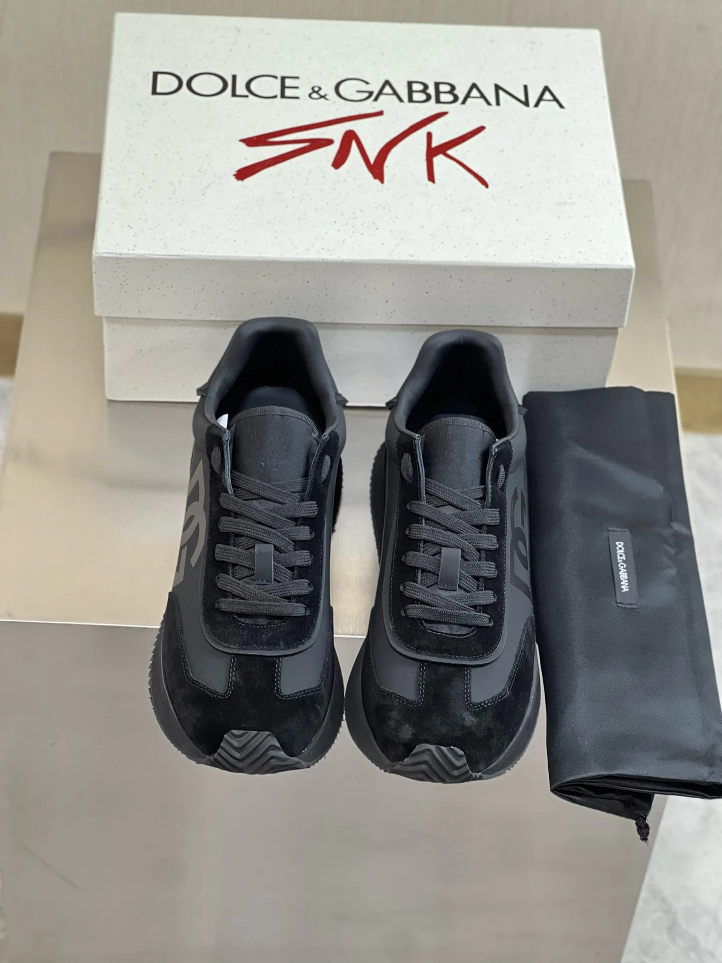 Factory price: 458💰••New product•• Dolce&G*_dgDolce&G*_dgDolce&G*_dgDolce&G*_dgDolce&G*_dgDolce&G*_dgDolce&G*_dgDolce&G*_dgDolce&G* 2024 new men's lace-up leather casual sneakers for early spring are made of imported suede cowhide spliced ​​with waterproof fabrics, mixed and matched color design, a fashionable and energetic sneaker that can easily meet the needs of modern dressing and highlight the contemporary lifestyle style. The foot is fully lined with cowhide for greater comfort. The tongue and heel are decorated with logos. It is equipped with a rubber outsole. The heel and toe are wrapped to further protect our feet. It is a model worth buying! Size: 39-44 (customized at 38.45)